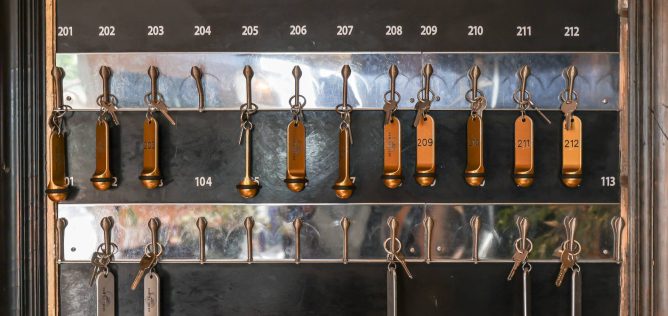 Tableau avec les clés des chambres de l'hôtel Ty Mad